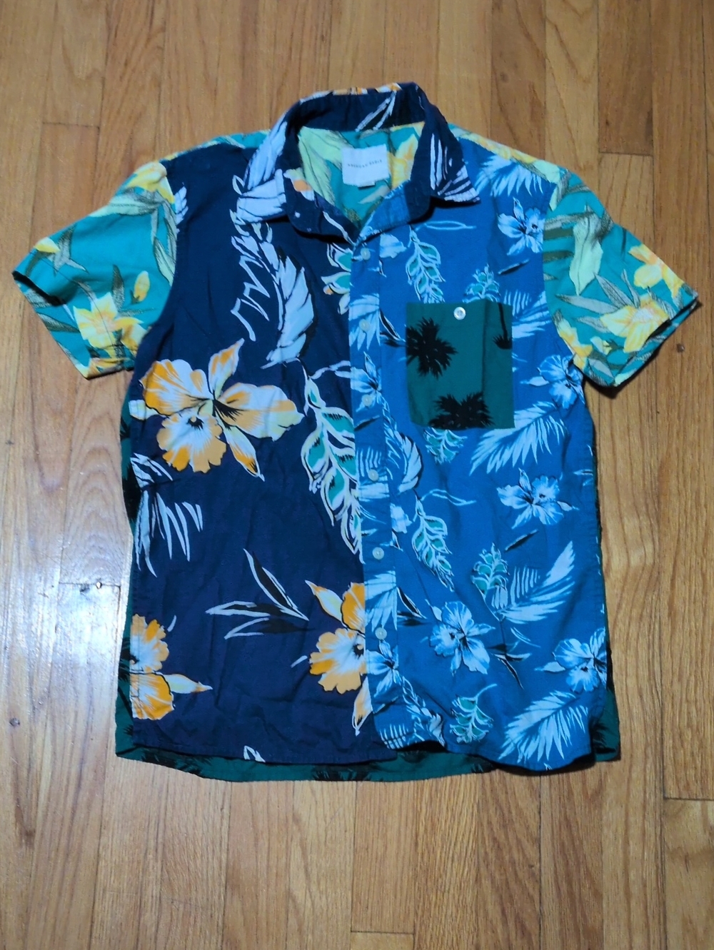 American Eagle Men's Multi-Blue Floral Short Sleeve Shirt S